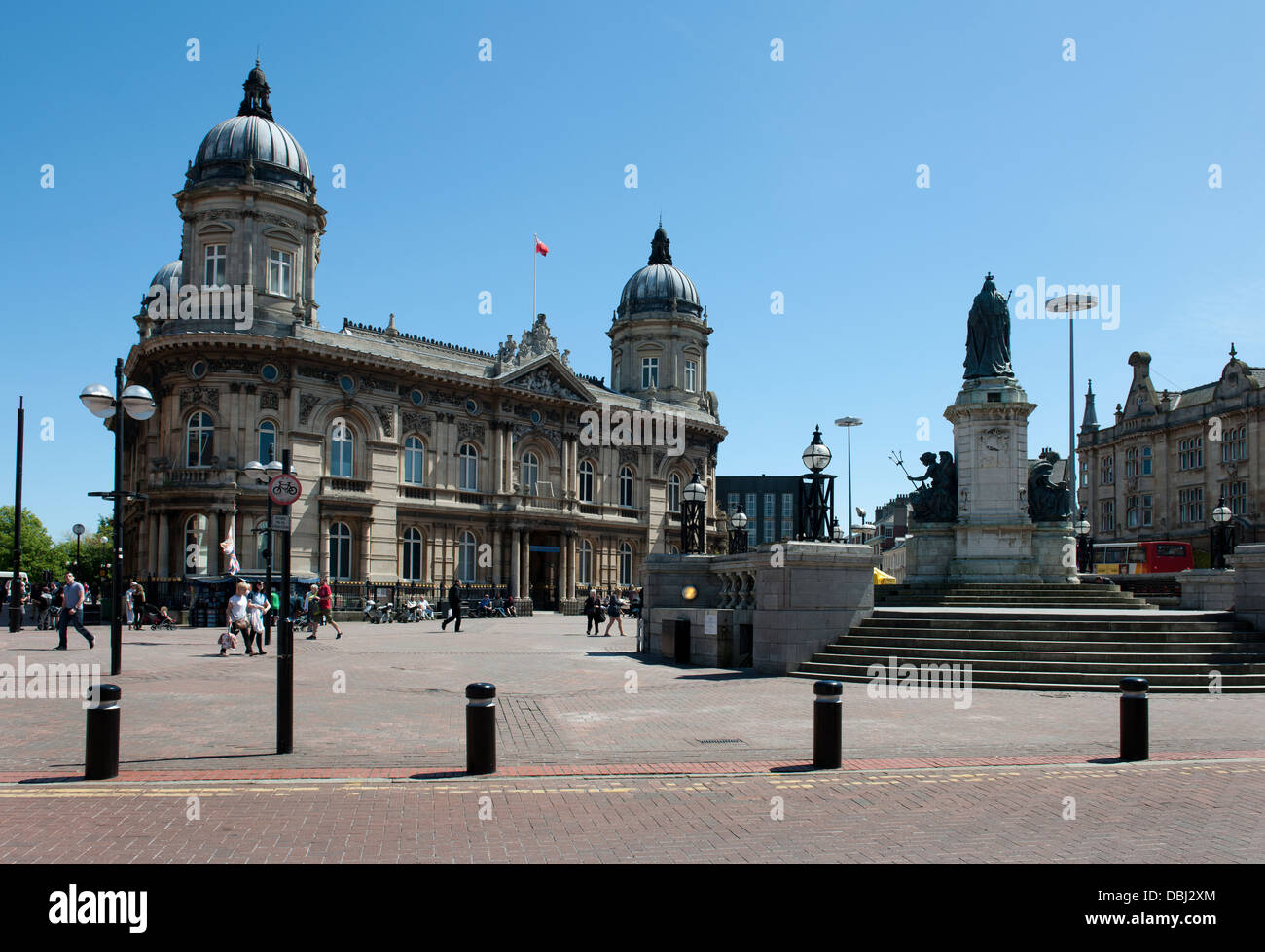 Victoria Square zeigt Königin Viktoria-Statue und die alten Dock Büros, jetzt das Maritime Museum, Kingston upon Hull, Yorkshire. Stockfoto