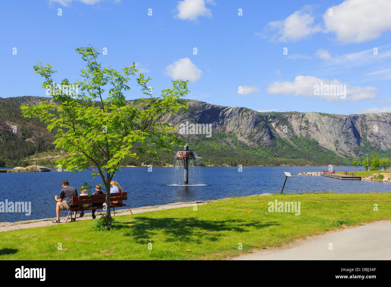 Leute sitzen neben See Nisser im Sommer in Treungen, Nissedal, Telemark Grafschaft, Süd-Norwegen, Skandinavien Stockfoto