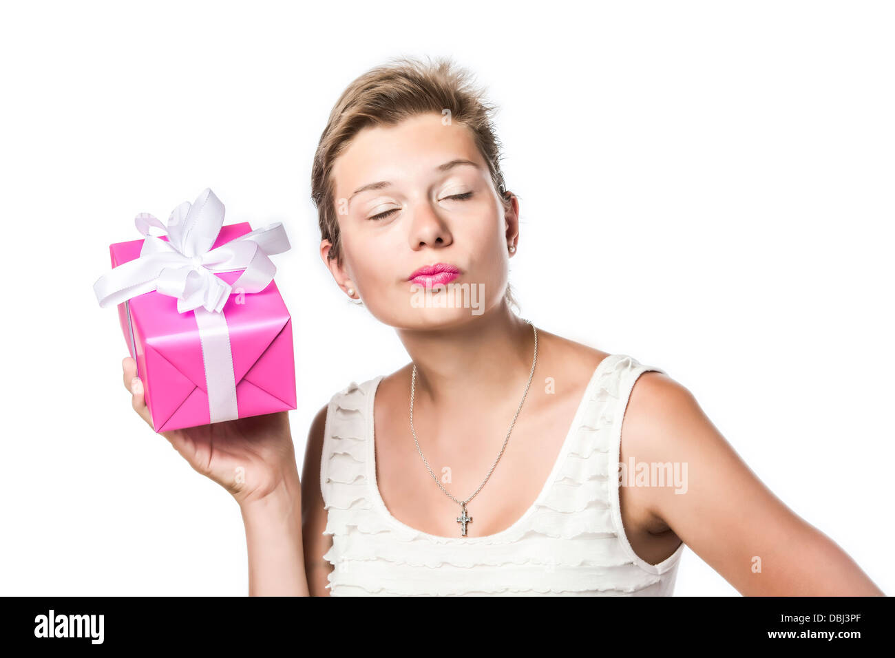 Brünette hübsches Mädchen mit Geburtstag, Weihnachten oder Valentinstag Geschenk, isoliert auf weißem brackground Stockfoto