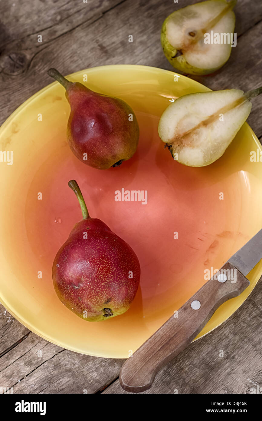 Reife Birnen auf einem hölzernen Hintergrund Stockfoto