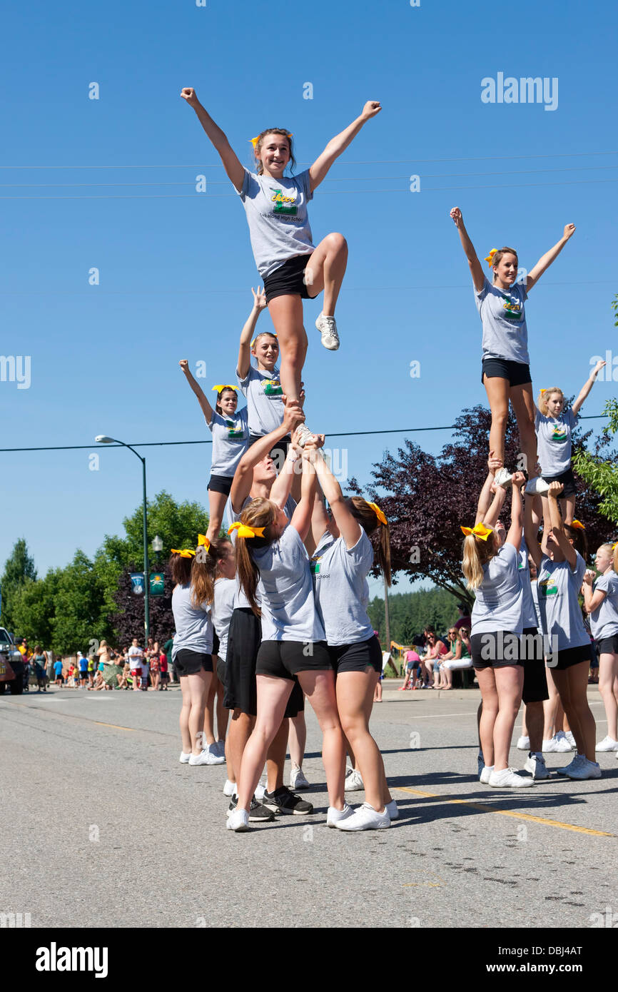 Cheerleader in die Luft erhoben. Stockfoto