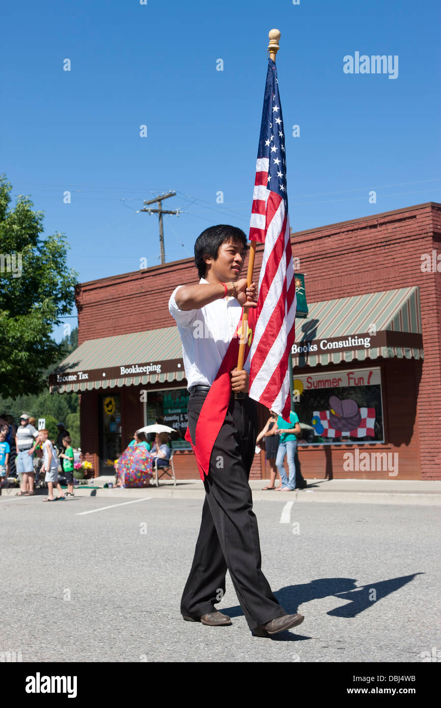 Marschieren mit der US-Flagge. Stockfoto