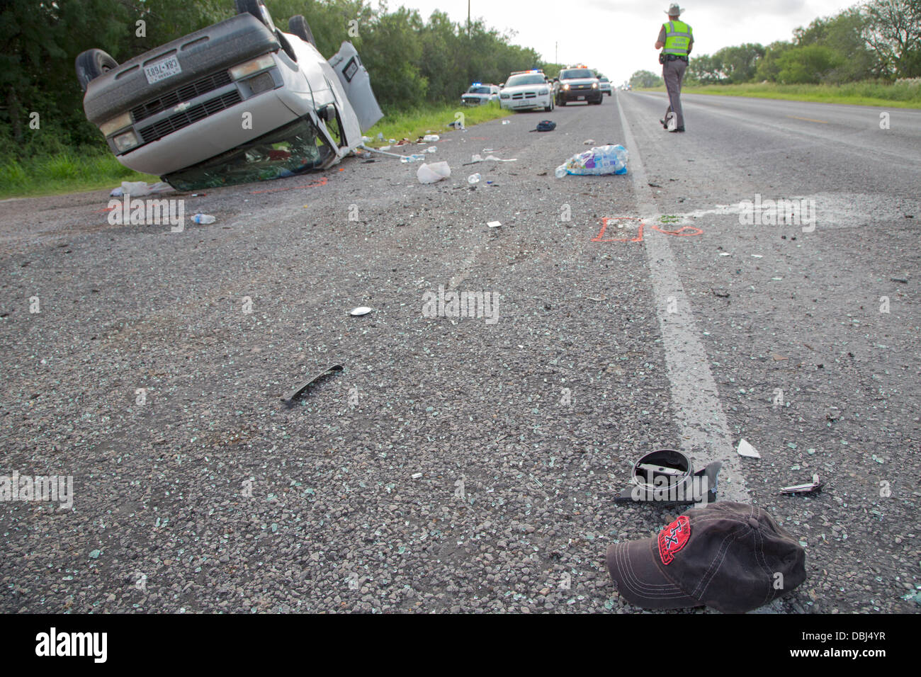 Falfurrias, Texas - ein van mit 26 Einwanderer aus Mittelamerika umgestürzt auf Texas Highway 285. Stockfoto