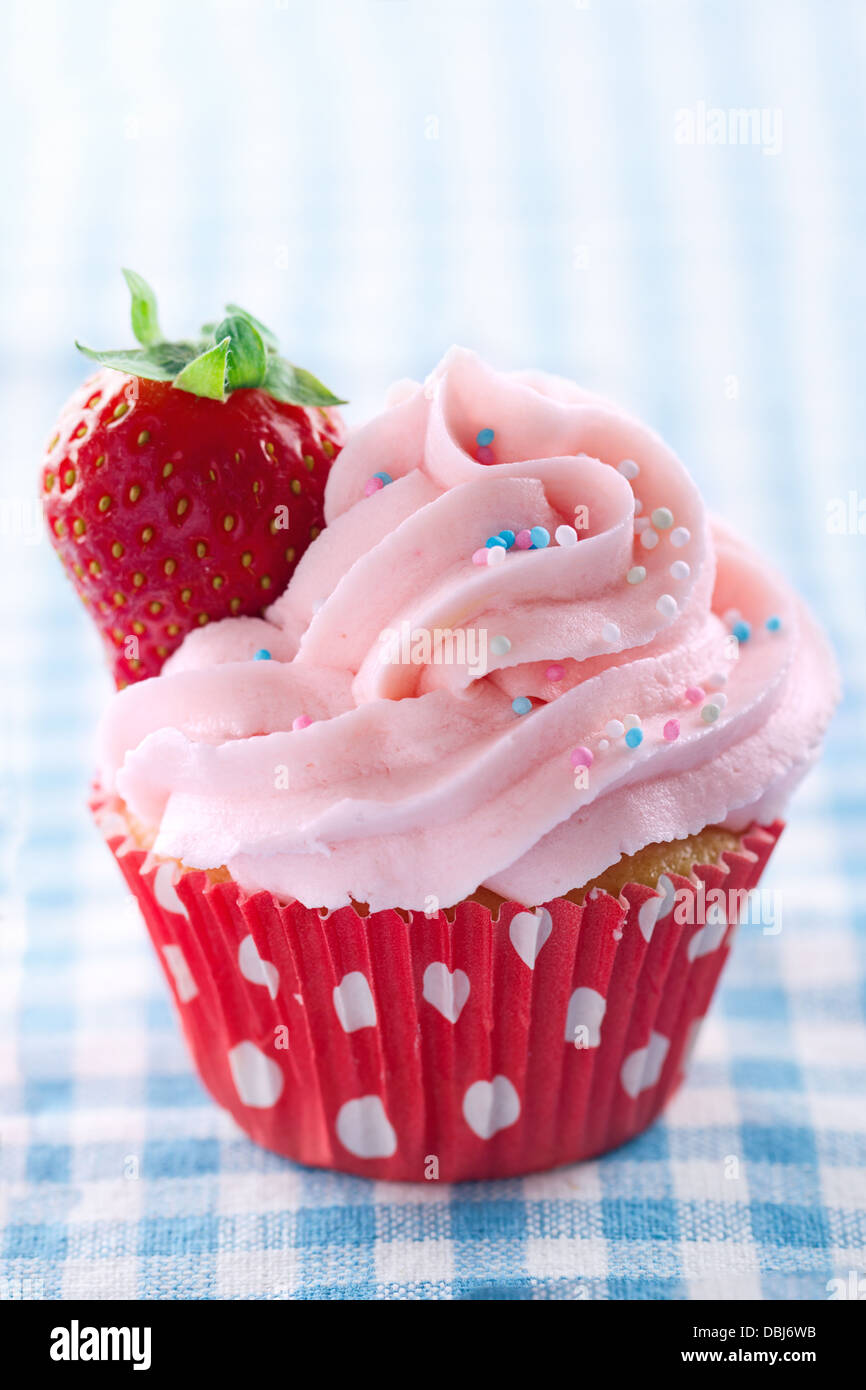 Rosa Kuchen mit frischen Erdbeeren und Streusel auf einem Vintage blau Retro-Handtuch und Kopie-Raum Stockfoto