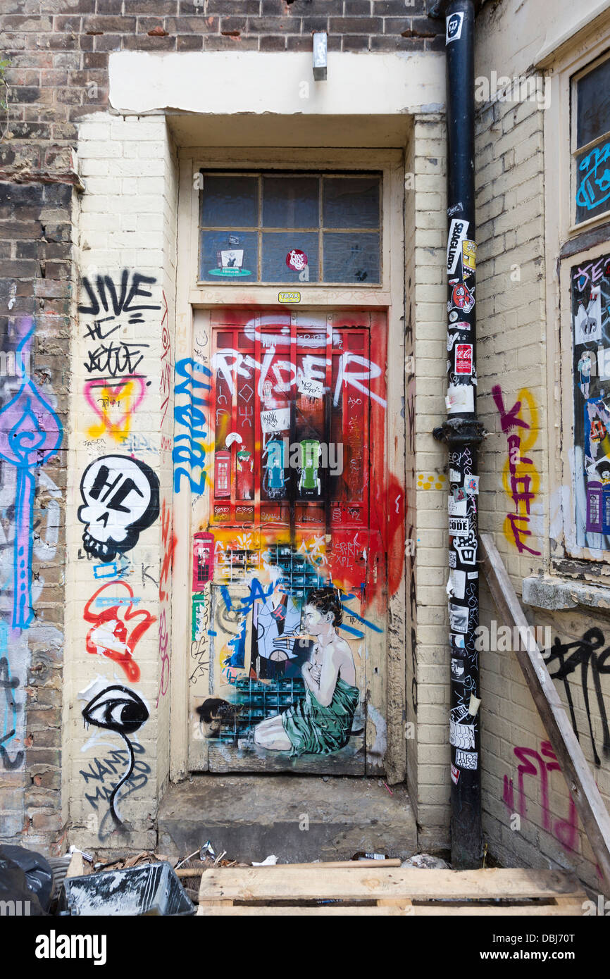 Tür und Wände bedeckt Graffiti, Bereich der Brick Lane, London Stockfoto