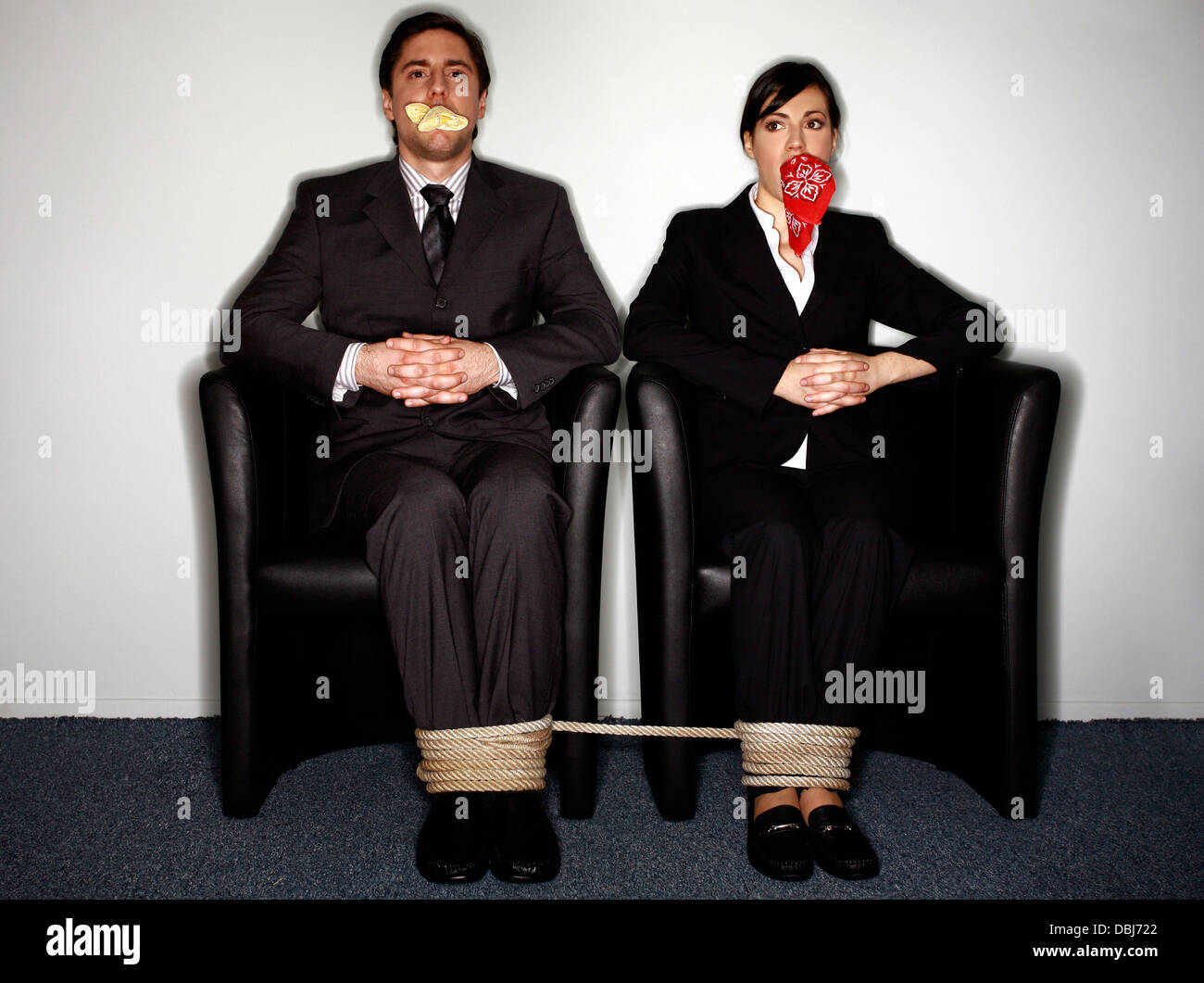 Männliche und weibliche Geschäftsleute geknebelt und gefesselt Stockfoto