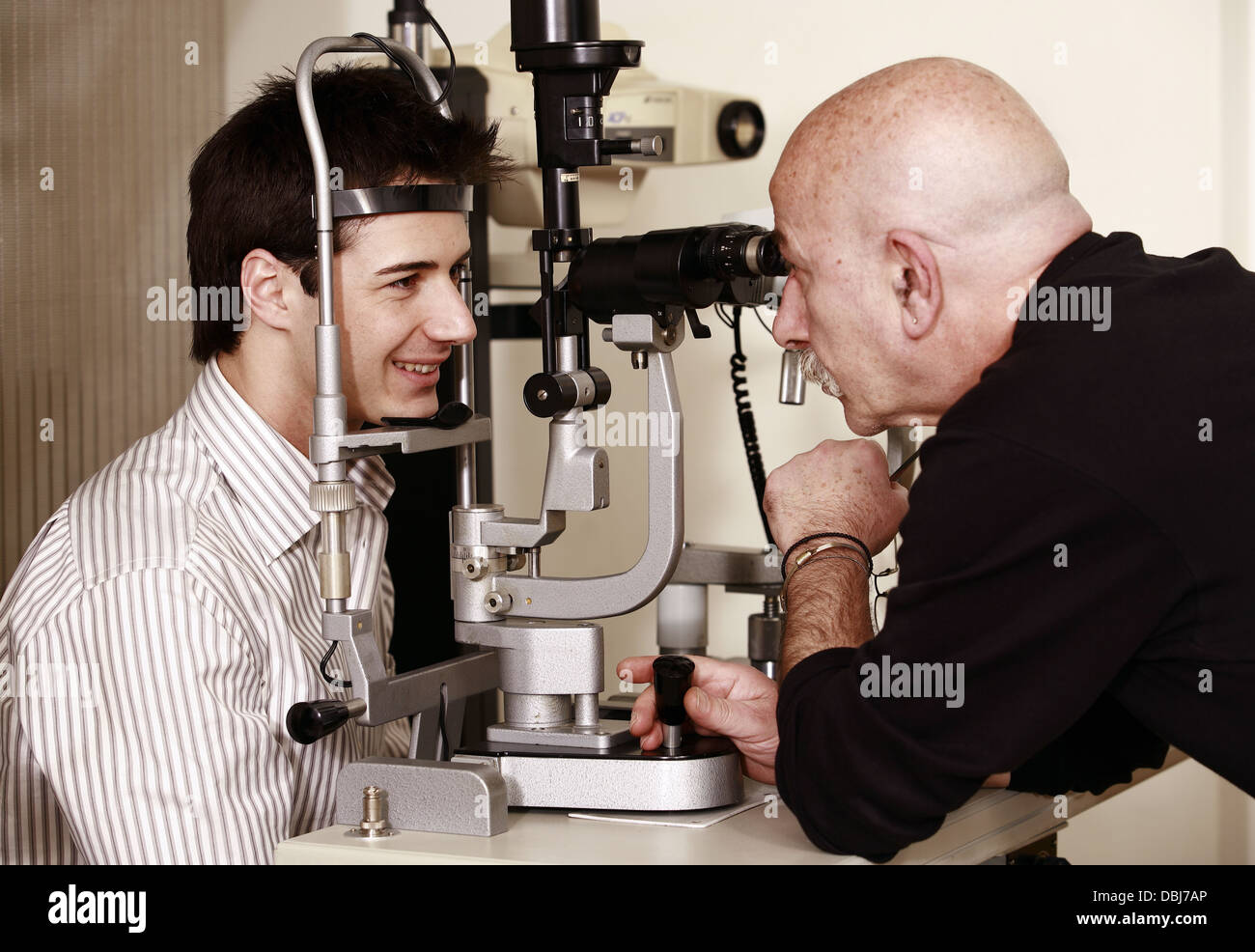 Welcher Augenarzt Nimmt Noch Patienten Auf Kurzsichtiger patient -Fotos und -Bildmaterial in hoher Auflösung – Alamy