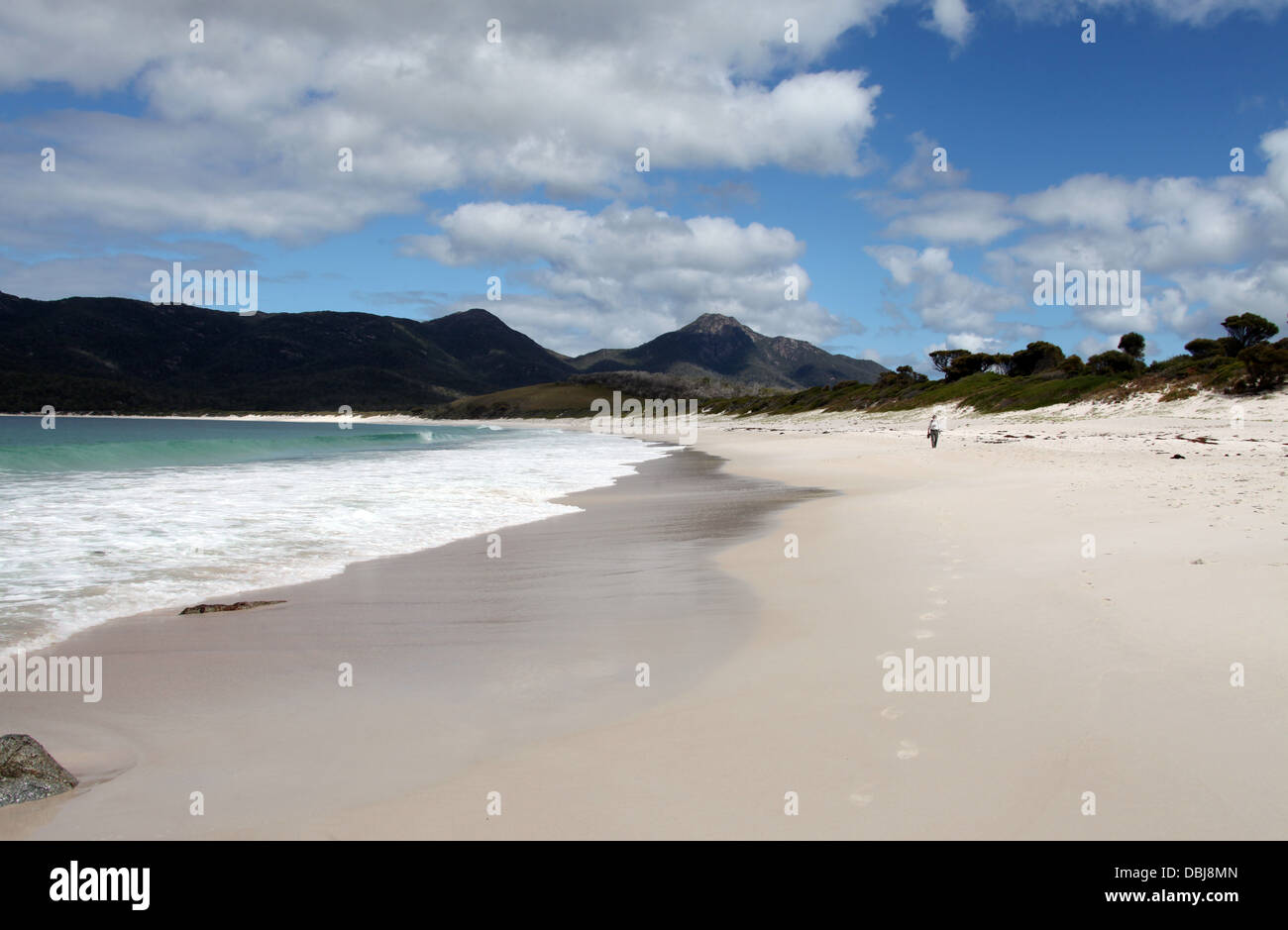 Ein Wanderer auf der fabelhaften Strand Wineglass Bay im Freycinet National Park gehörende Halbinsel Circuit Walk. Stockfoto