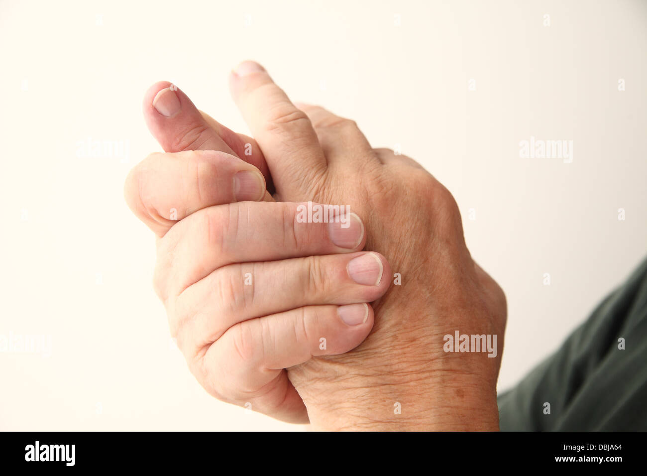 Nahaufnahme des Mannes mit einem schmerzenden kleinen finger Stockfoto