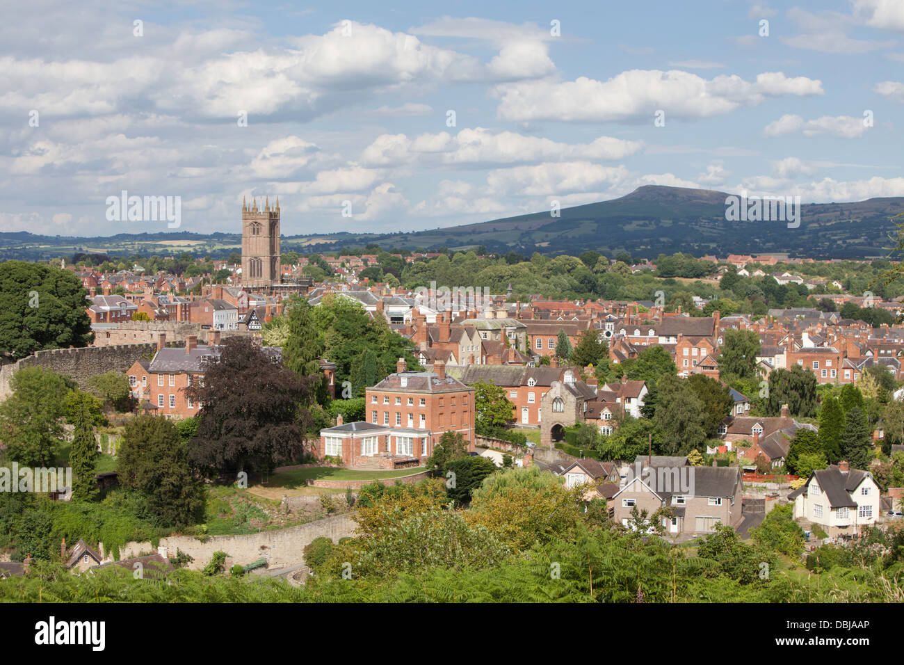 Ludlow und entfernten Titterstone Clee Hügel, Shropshire, England, UK Stockfoto