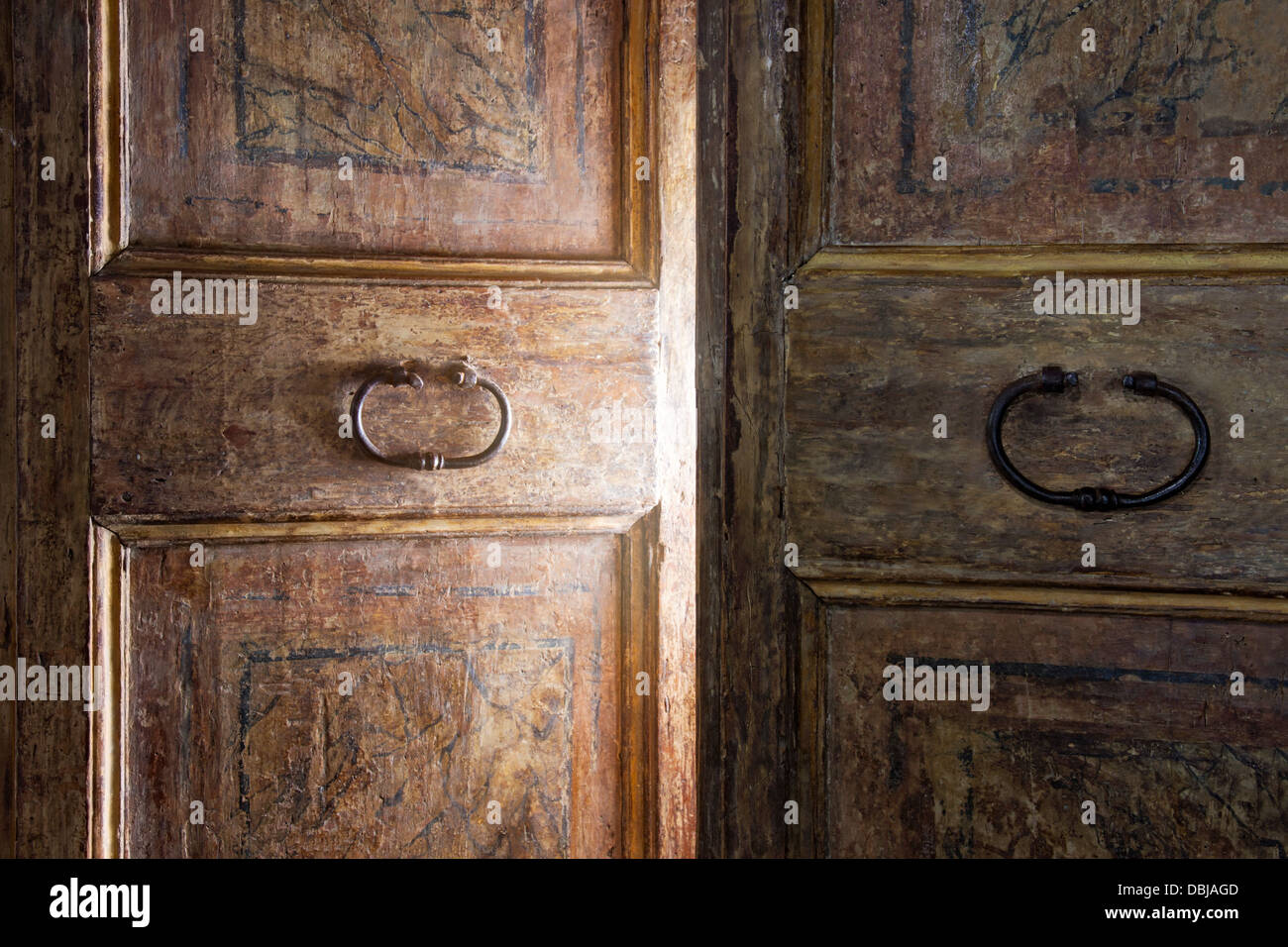 Alte Holztür mit durchscheinende Licht öffnen Stockfoto