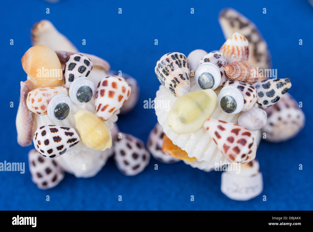 Shisa hergestellt aus Muscheln am Sunayama Strand - Insel Miyako, Okinawa, Japan Stockfoto
