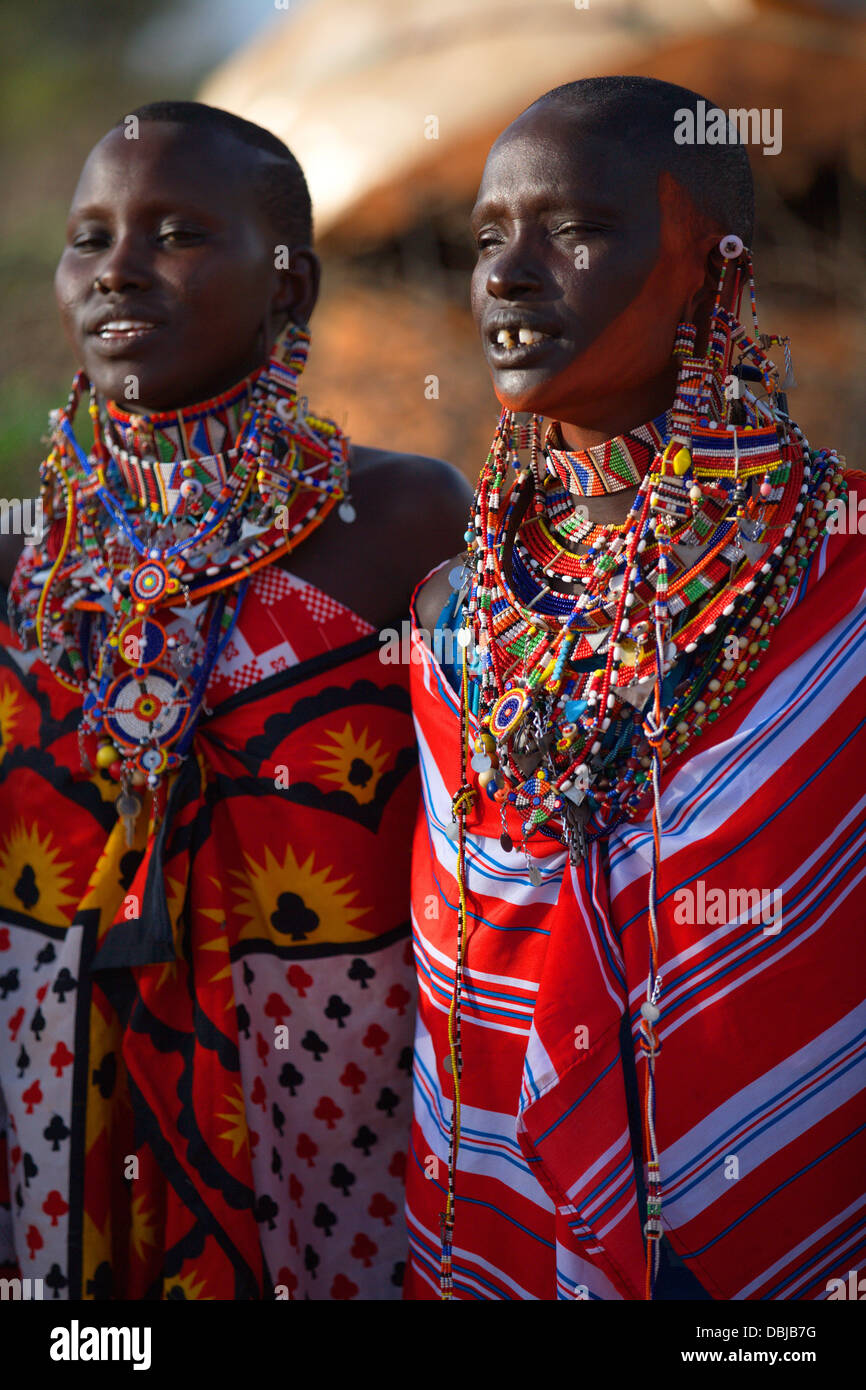 Porträt des alten Massai-Frau in traditioneller Kleidung und Schmuck. Selenkay Conservancy Bereich. Kenia, Afrika. Stockfoto