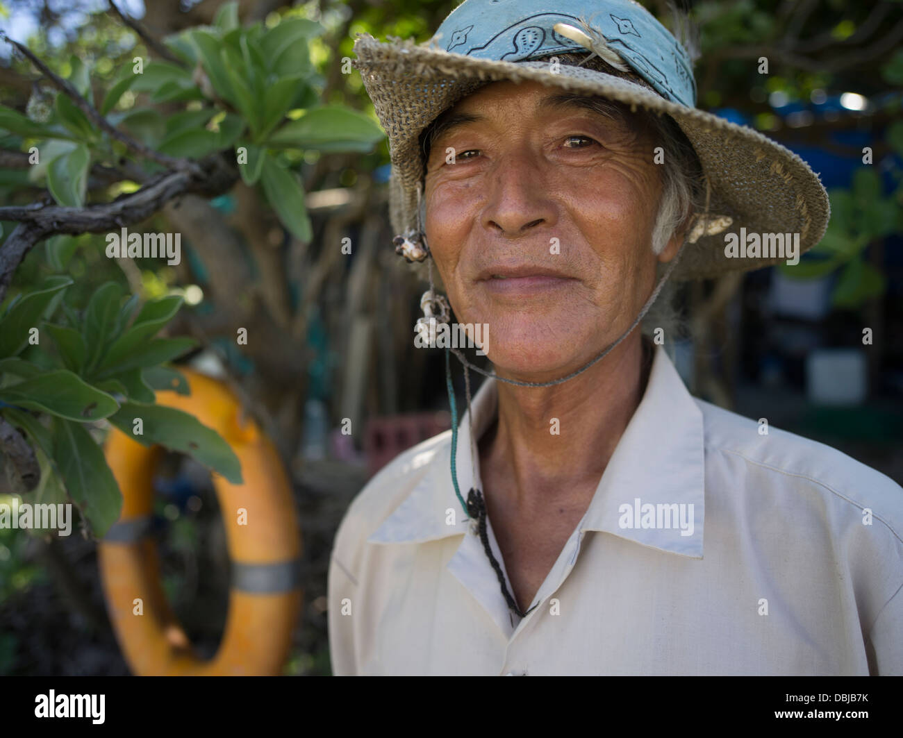 Okinawa Mann am Yoshino Strand - Insel Miyako, Okinawa, Japan. Okinawan Menschen haben eines der längsten Lebenserwartung Stockfoto