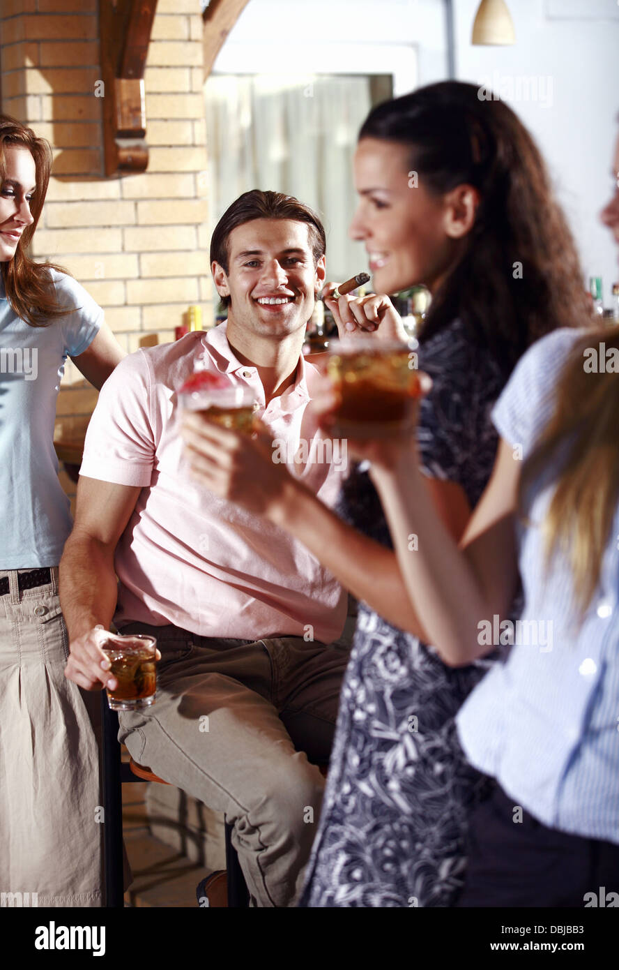Mann in der Bar mit Frauen Stockfoto