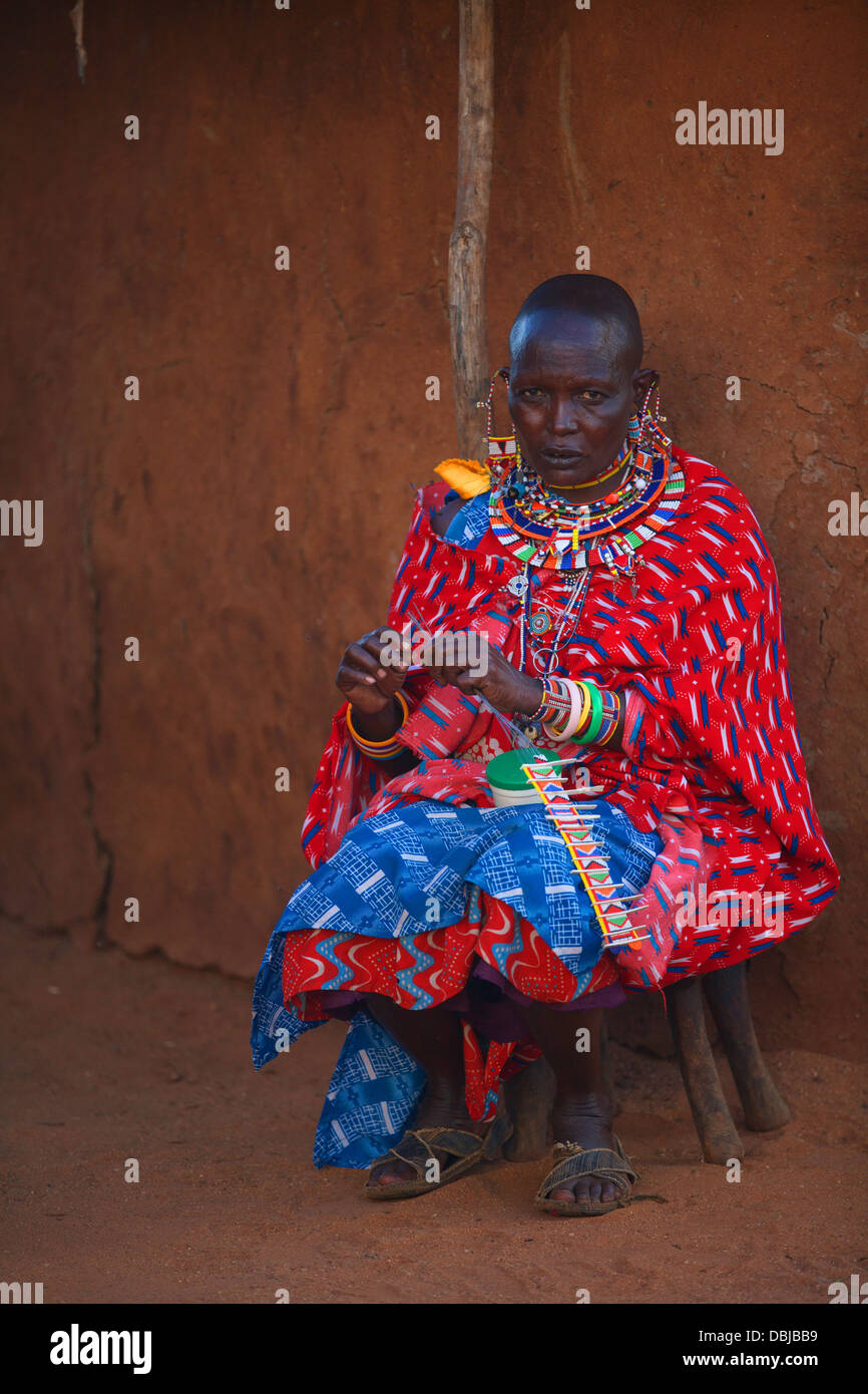 Porträt des alten Massai-Frau in traditioneller Kleidung und Schmuck. Selenkay Conservancy Bereich. Kenia, Afrika. Stockfoto