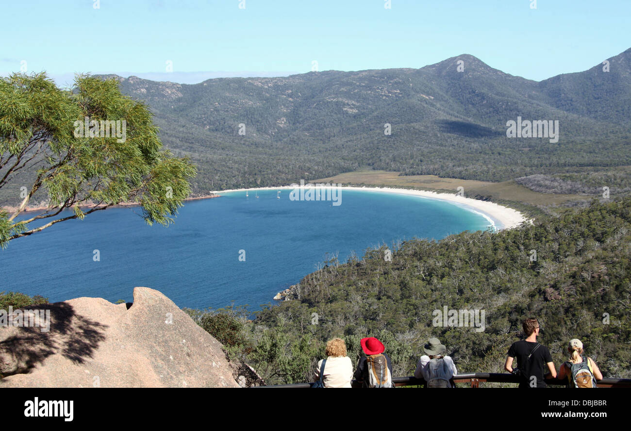 Touristen auf Wineglass Bay im Freycinet National Park Stockfoto