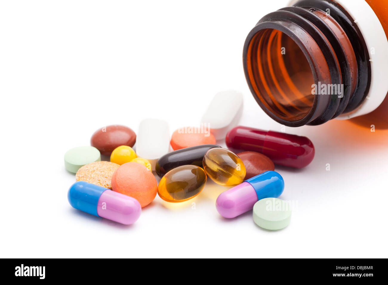 Verschreibungspflichtige Medikamente und Flasche auf weißem Hintergrund. Stockfoto