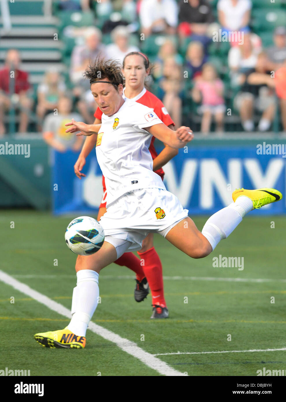 31. Juli 2013 - Rochester, NY, Vereinigte Staaten von Amerika - 31. Juli 2013: Western New York Flash forward Abby Wambach #20 mit dem Ball während der zweiten Hälfte des Spiels wie der Western New York Flash Washington Geist bei Sahlen Stadion in Rochester, NY mit 0: 3 geschlagen. Stockfoto