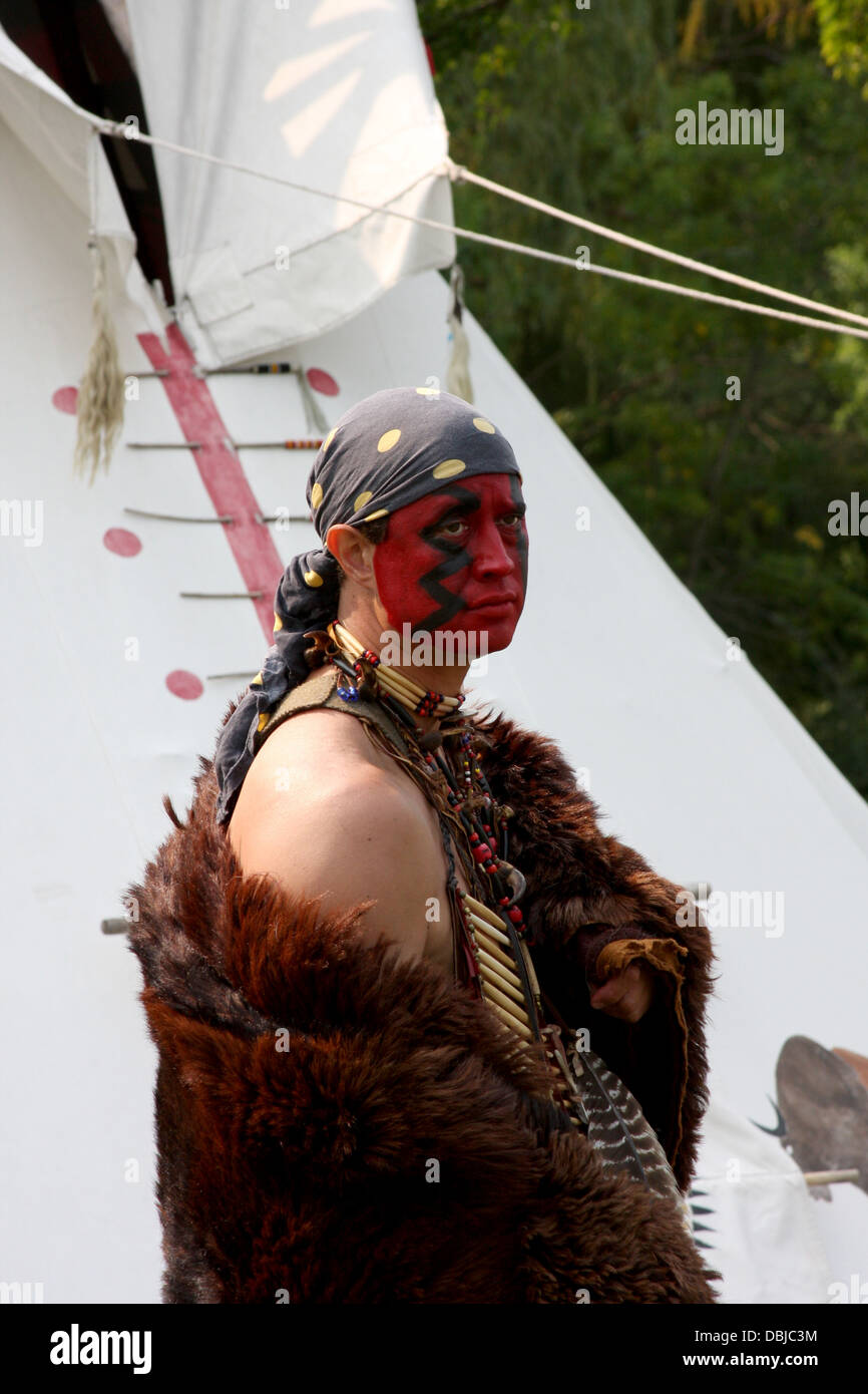 Native American indischer Mann trägt ein Büffel-Haut-Gewand Stockfoto