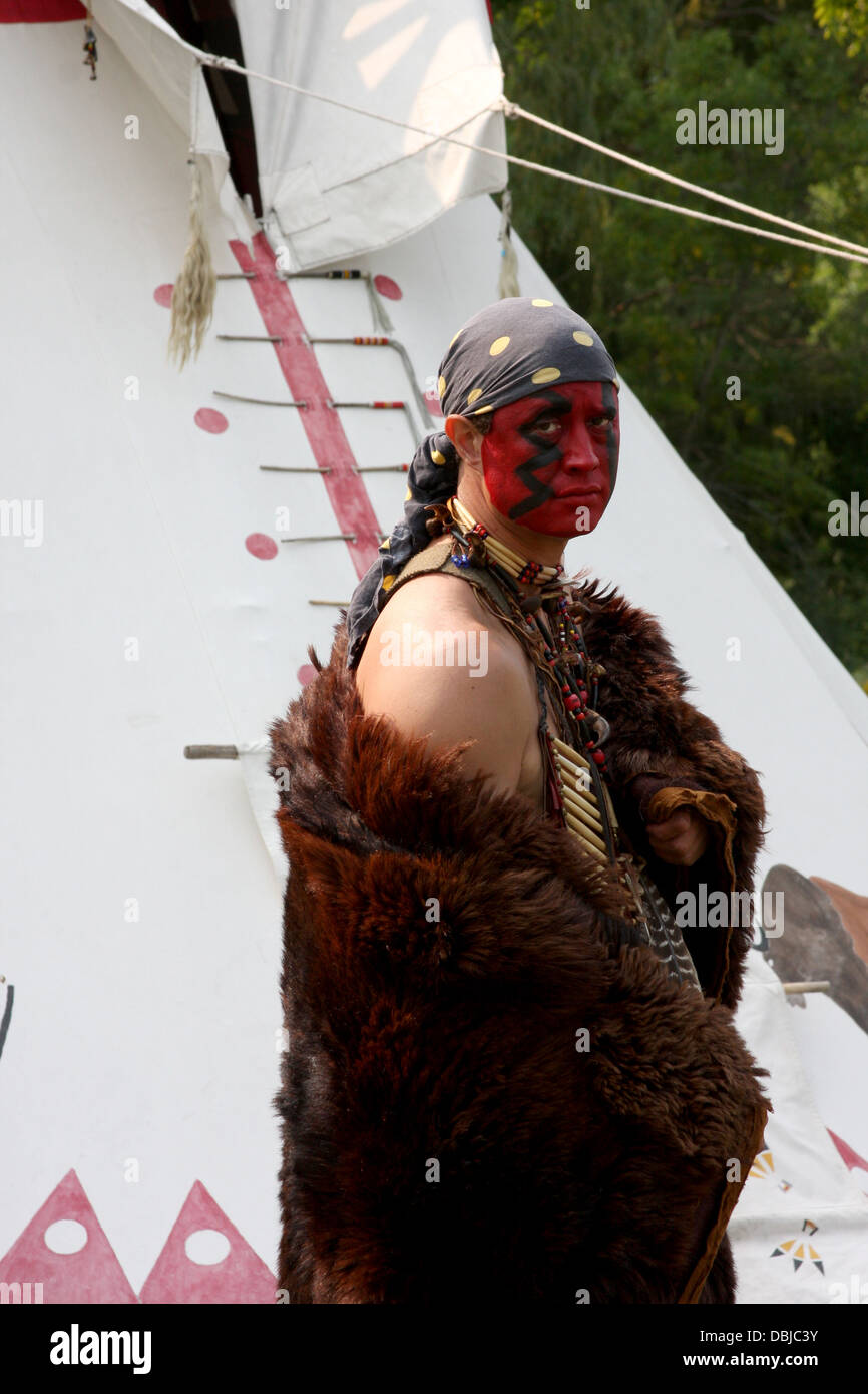 Native American indischer Mann trägt ein Büffel-Haut-Gewand Stockfoto