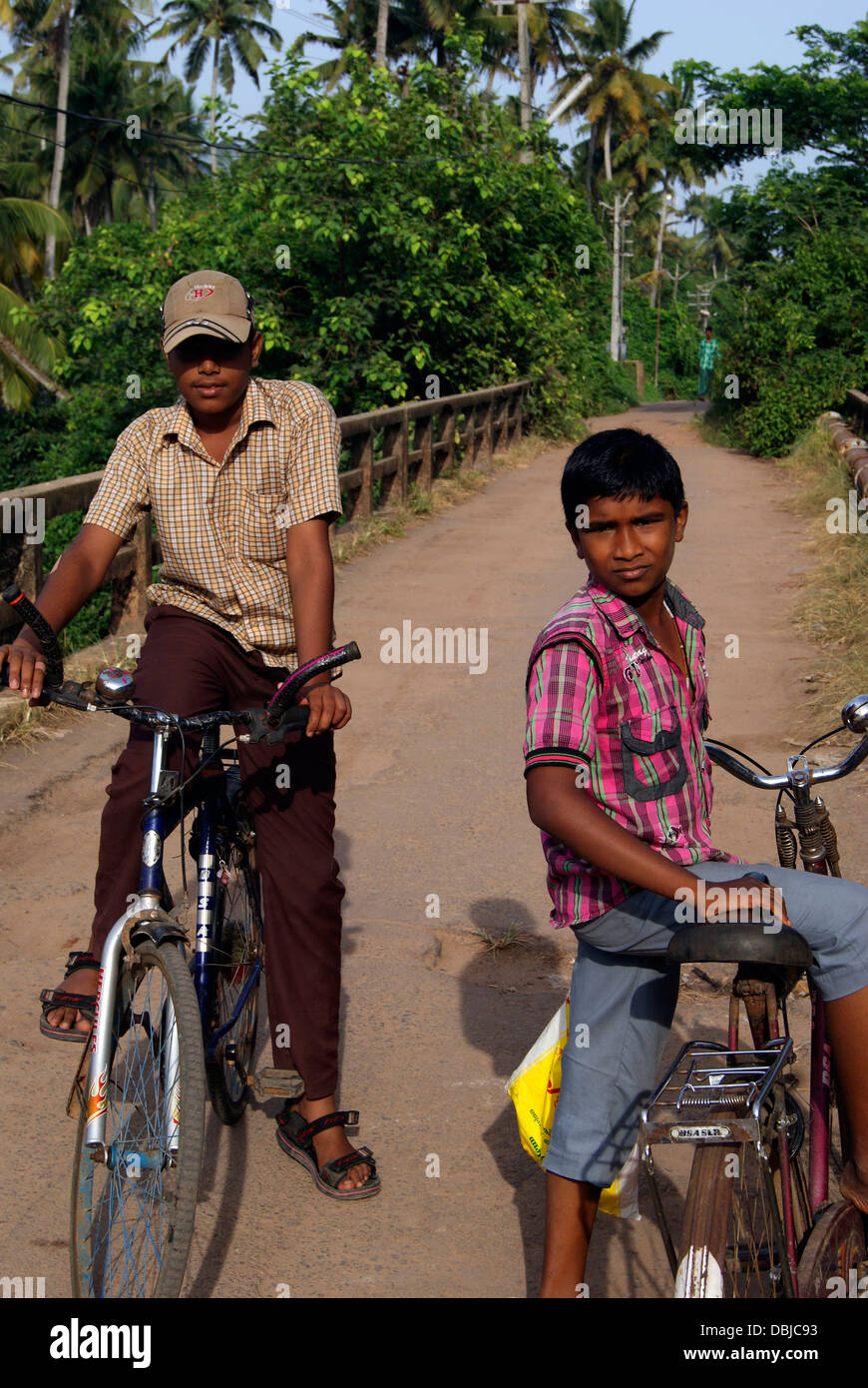 Village Boys auf Zyklen in Kerala Indien Stockfoto