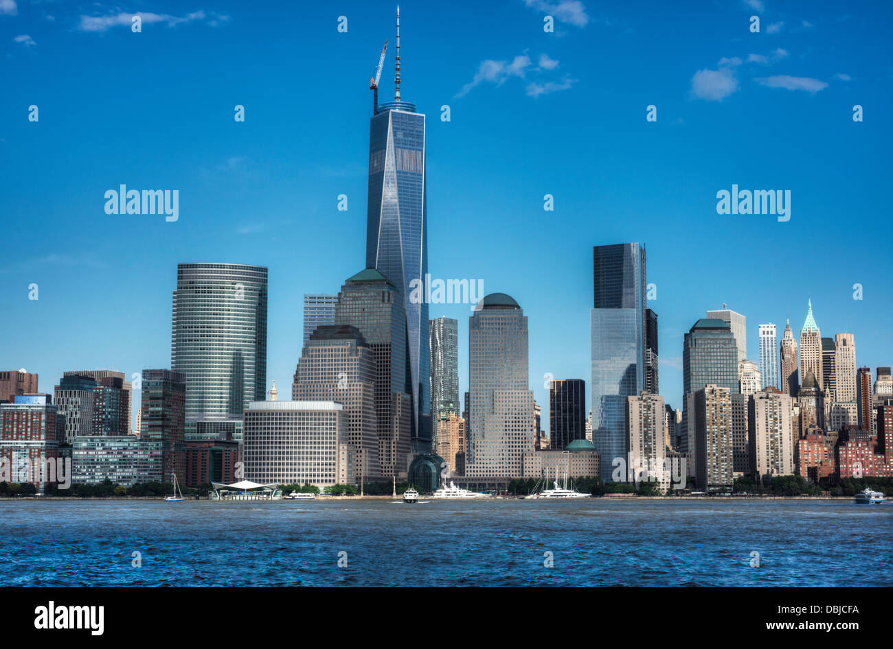 New York City am blauen Himmel am Tag. Stockfoto