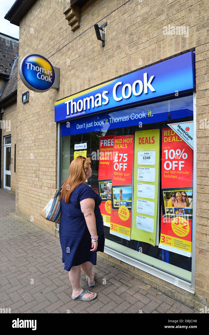 Frau im Fenster des Thomas Cook Reisebüro, Alvescot Road, Carterton, Oxfordshire, England, Vereinigtes Königreich Stockfoto