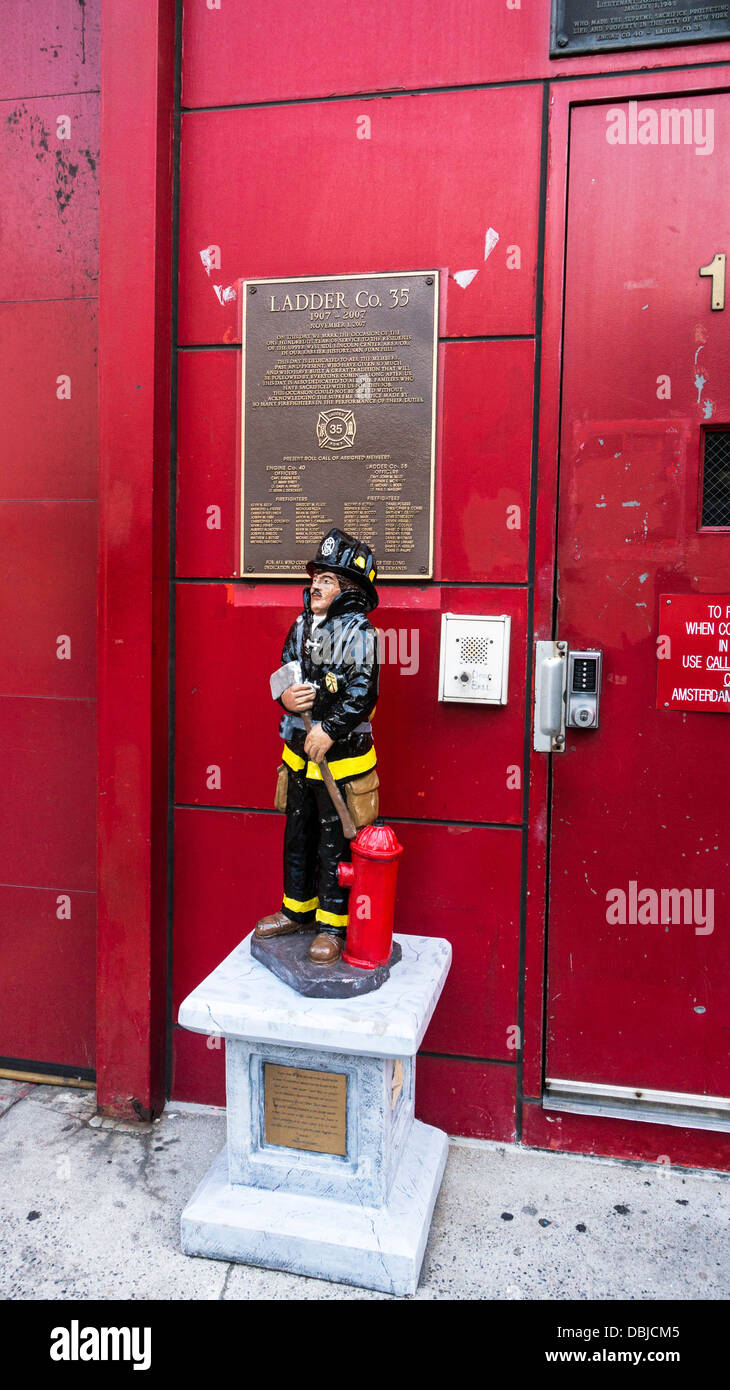 Abbildung altmodisch der alten Feuerwehrmann mit Axt & Hydranten am Bürgersteig Sockel außerhalb Ladder Company 35 Feuer Haus Manhattan New York Stockfoto