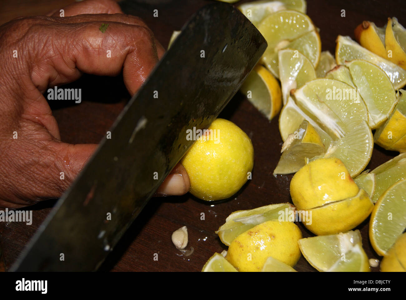 Zitronenscheibe mit großen Messer geschnitten Stockfoto