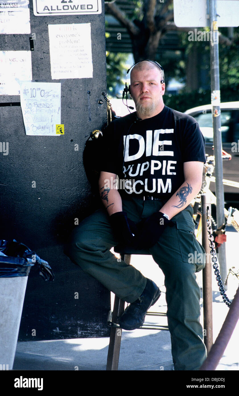 einschüchternd Türsteher an Leder-Bar in San Francisco mit Fett T Shirt Kontrollen IDs südlich von Markt-Nachtclub Stockfoto