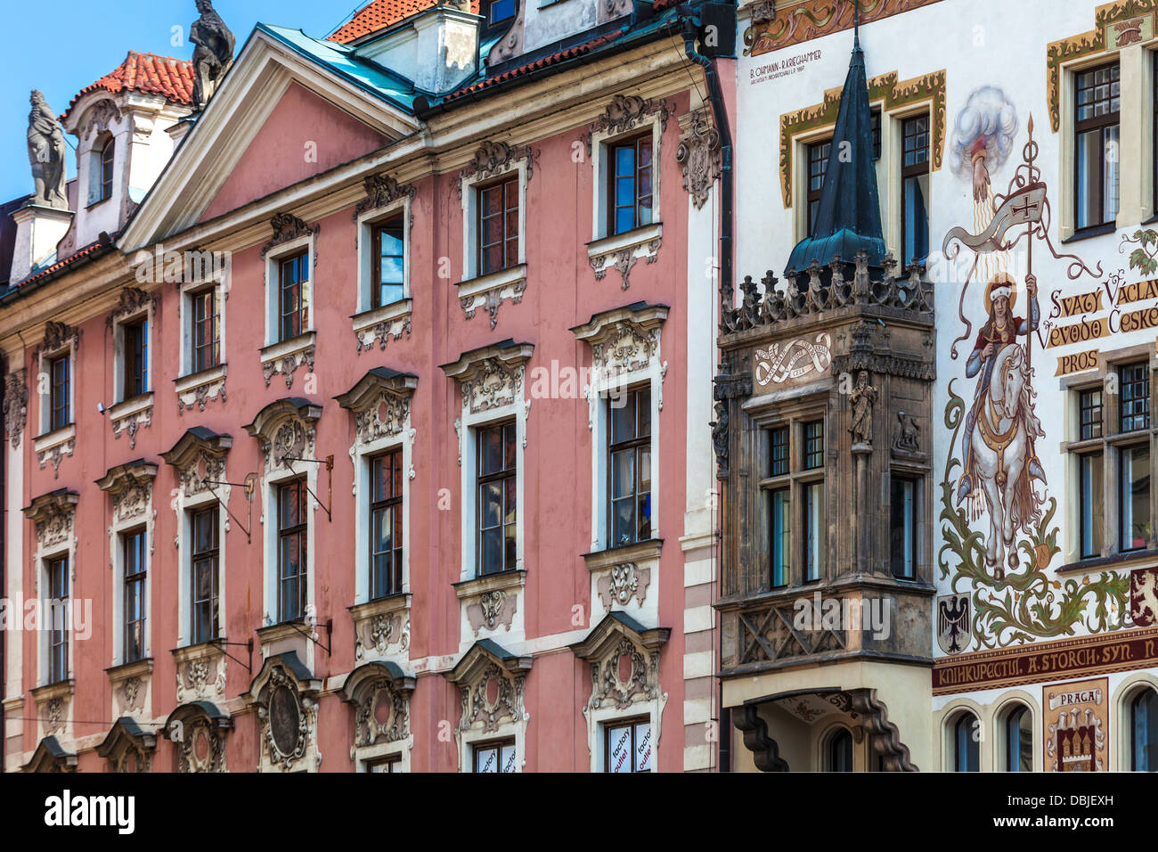 Reich verzierte Fassaden von Gebäuden rund um den Altstädter Ring in Prag mit Storch House und St. Wenceslas-Wandbild auf der rechten Seite. Stockfoto