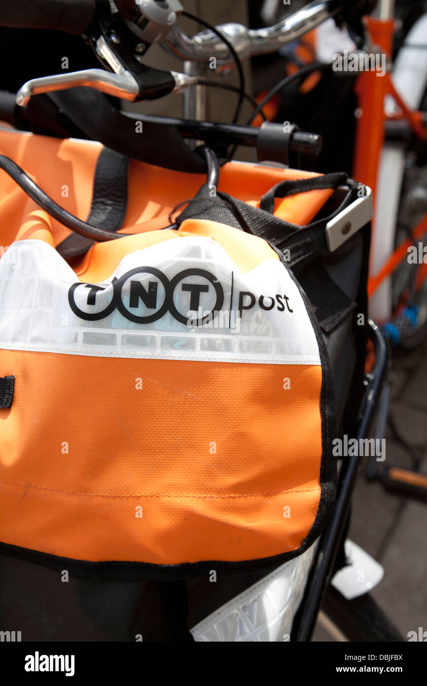 TNT-Orange Sack auf Lieferung Fahrrad in Wandsworth, London UK Stockfoto
