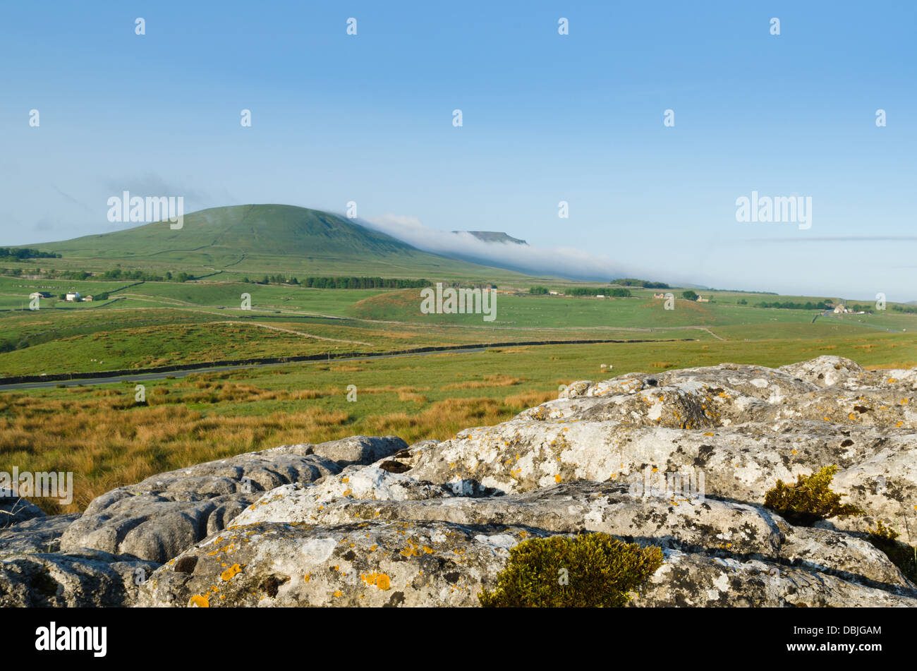 Niedrige Wolke über Ingleborough in Yorkshire-Dlaes Stockfoto