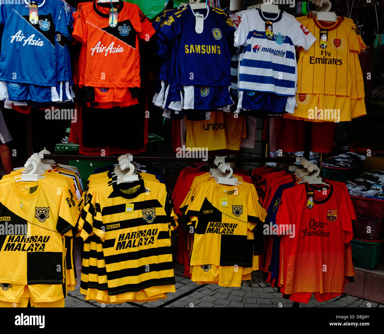 Pirate Replica Trikots auf Verkauf in Carpenter Street, Kuching, die malaysische im Besitz clubs Cardiff & QPR plus Nationalmannschaft Stockfoto