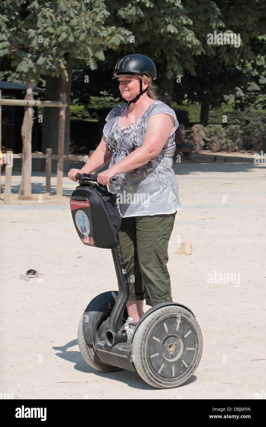 Touristen in Schutzhelme mit Segways zu um bewegen, in Paris, Frankreich. Stockfoto