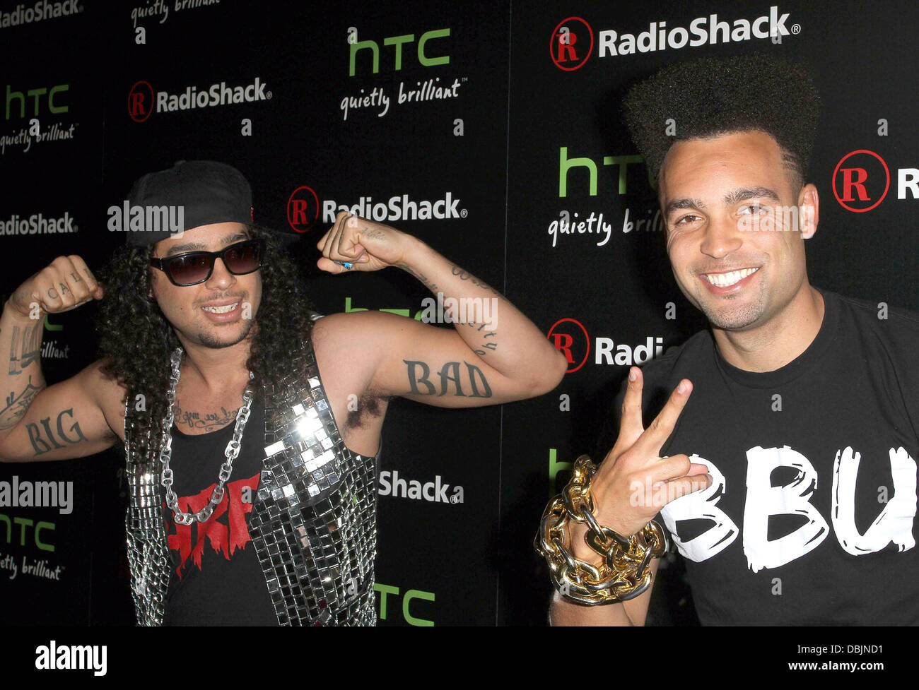 Rapper Redfoo (L) und Agent Smith von LMFAO Radioshack HTC EVO 3D Launch Party Held bei RadioShack Pop-up-3D-Lounge West Hollywood, Kalifornien - 23.06.11 Stockfoto