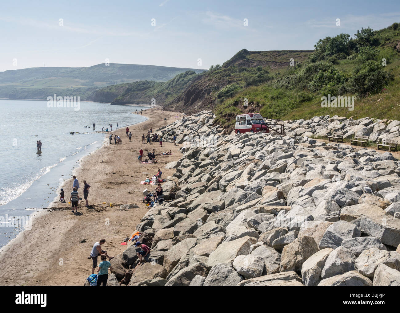 Rock-Rüstung Schutz weichen Klippen von Robin Hoods Bay Yorkshire UK Stockfoto