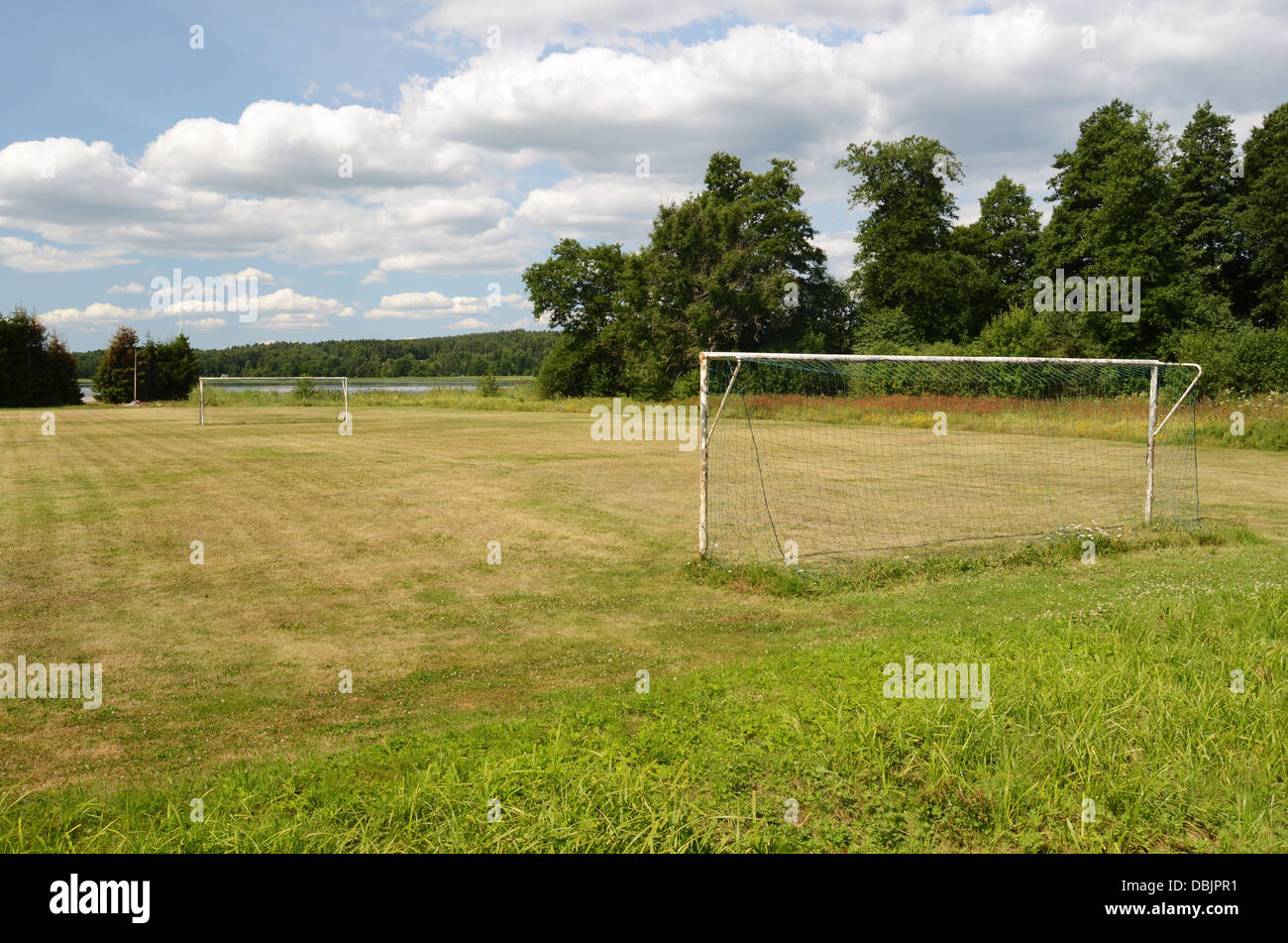 alte Fußball-Ziel auf dem Sportplatz Dorf im Sommer Stockfoto