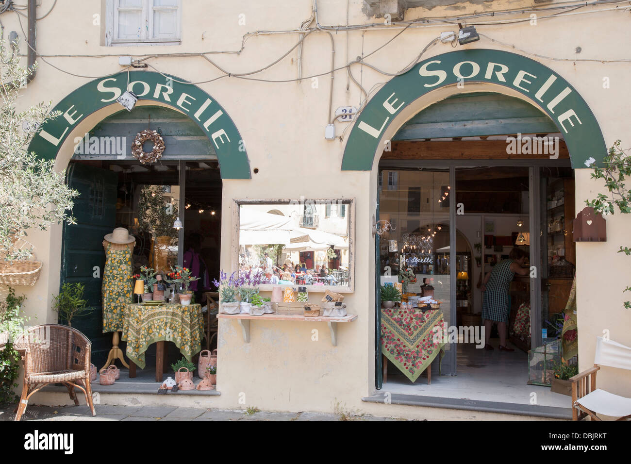 Lucca Shop Stockfotos Und Bilder Kaufen Alamy