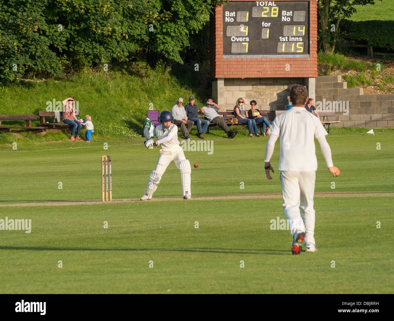 Dorf-Cricket-Match bei Flixton in der Nähe von Scarborough Yorkshire Stockfoto