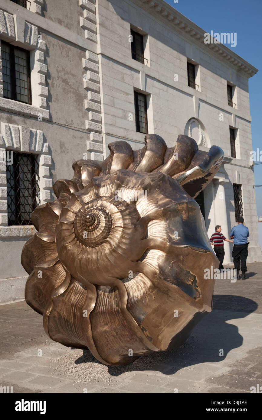 Ein M.Quinn viel vergrößert Bronzeskulptur (Harfe). 55. Biennale in Venedig.  Skulptur Bronze de Très Agrandie (Harpe) de M.Quinn. Stockfoto