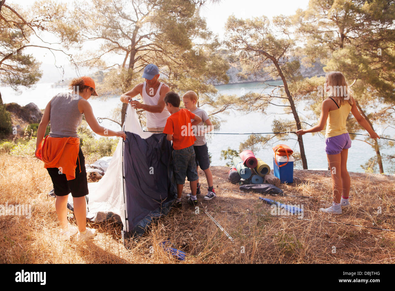 Kroatien, Dalmatien, Familienurlaub am Campingplatz, pitching der Zelt Stockfoto