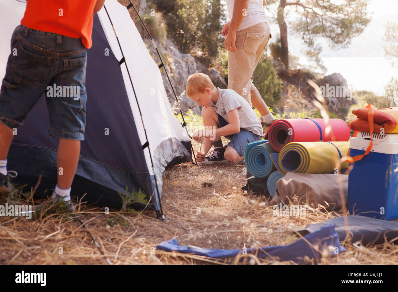 Kroatien, Dalmatien, Familienurlaub am Campingplatz, pitching der Zelt Stockfoto