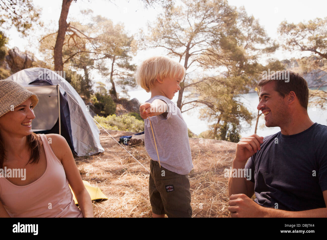 Kroatien, Dalmatien, Familie mit einem Kind auf Campingplatz Stockfoto
