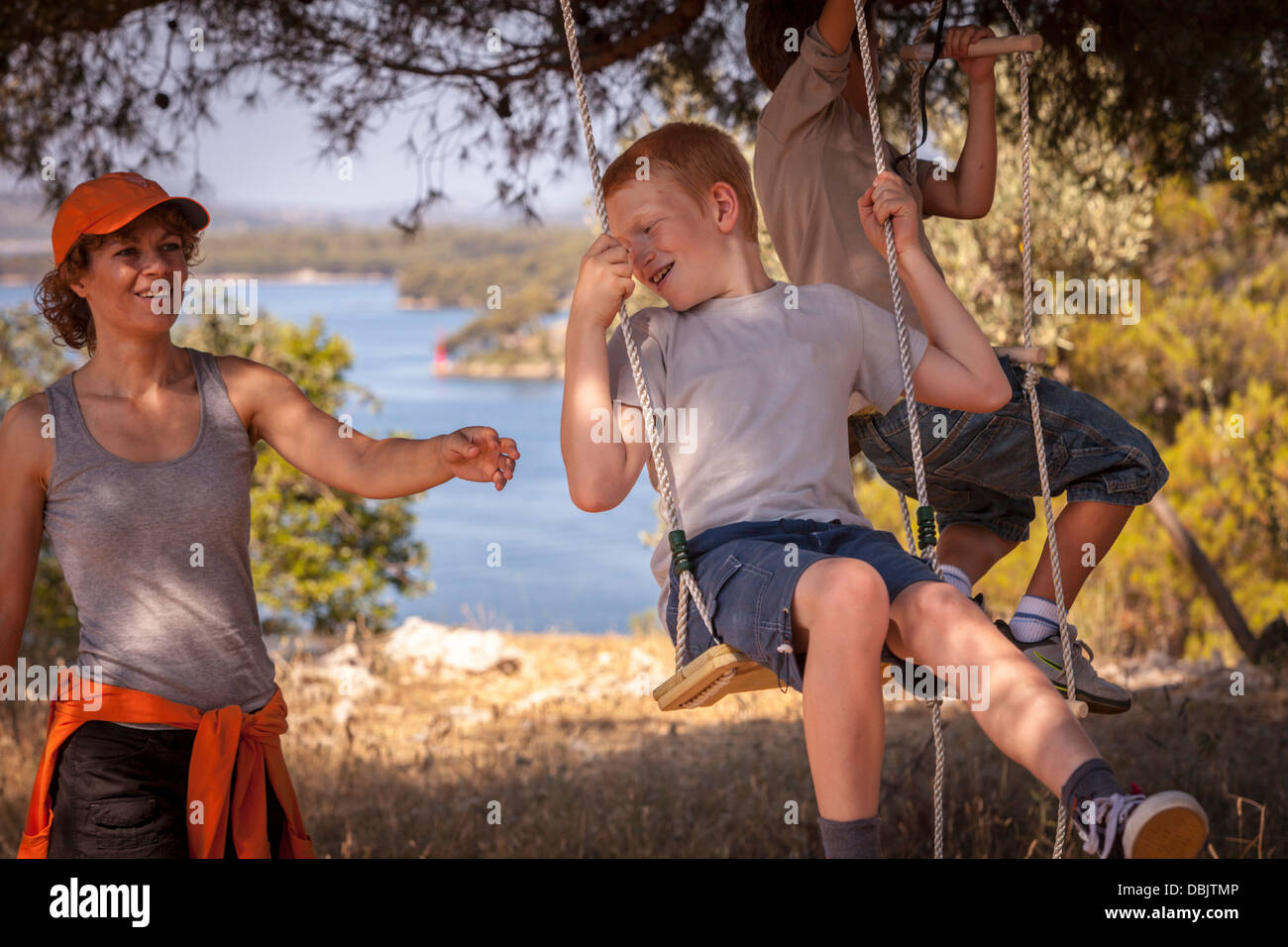 Kroatien, Dalmatien, Frau spielt mit Kindern am Campingplatz Stockfoto
