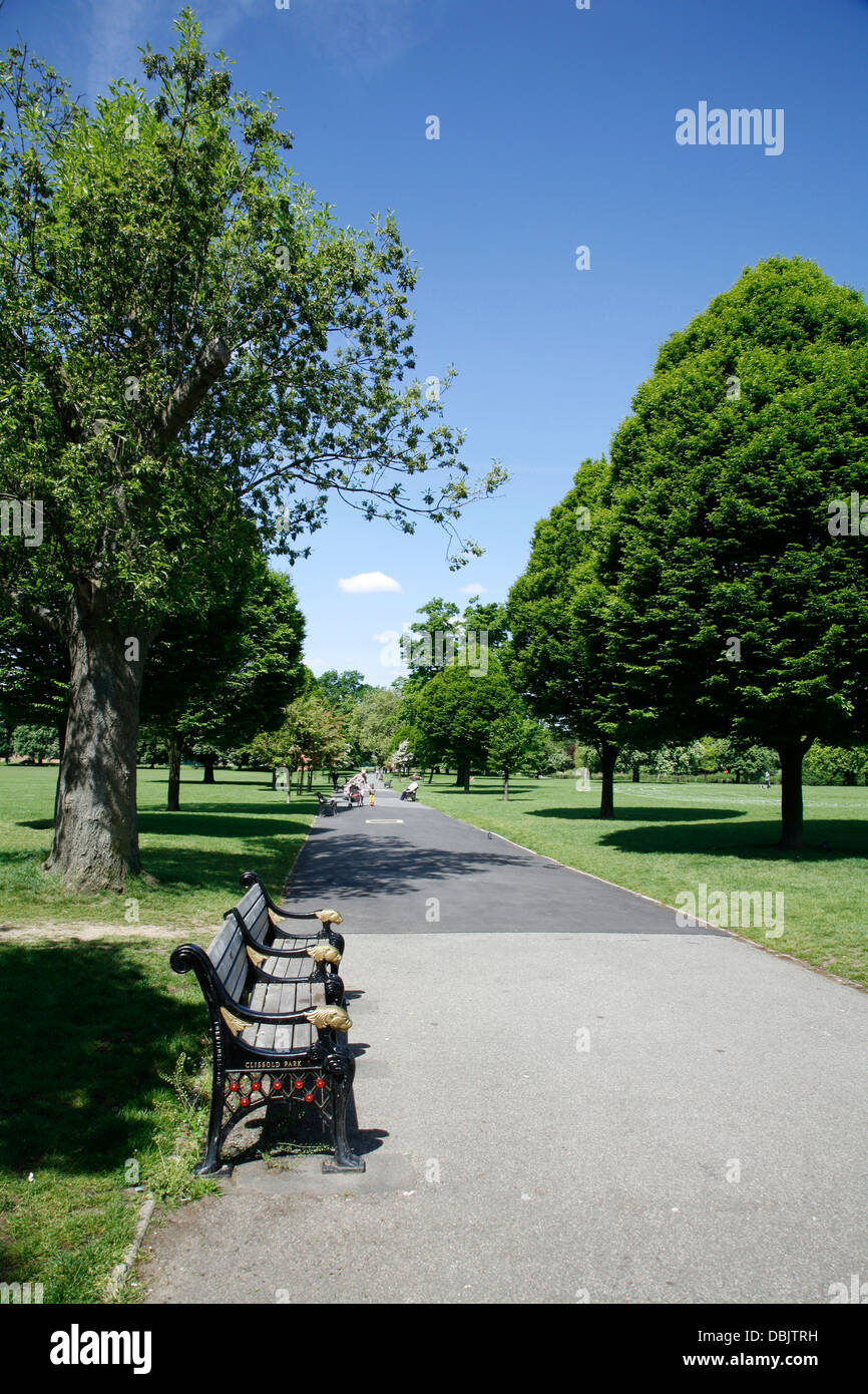 Pfad durch Clissold Park, Stoke Newington, London, UK Stockfoto