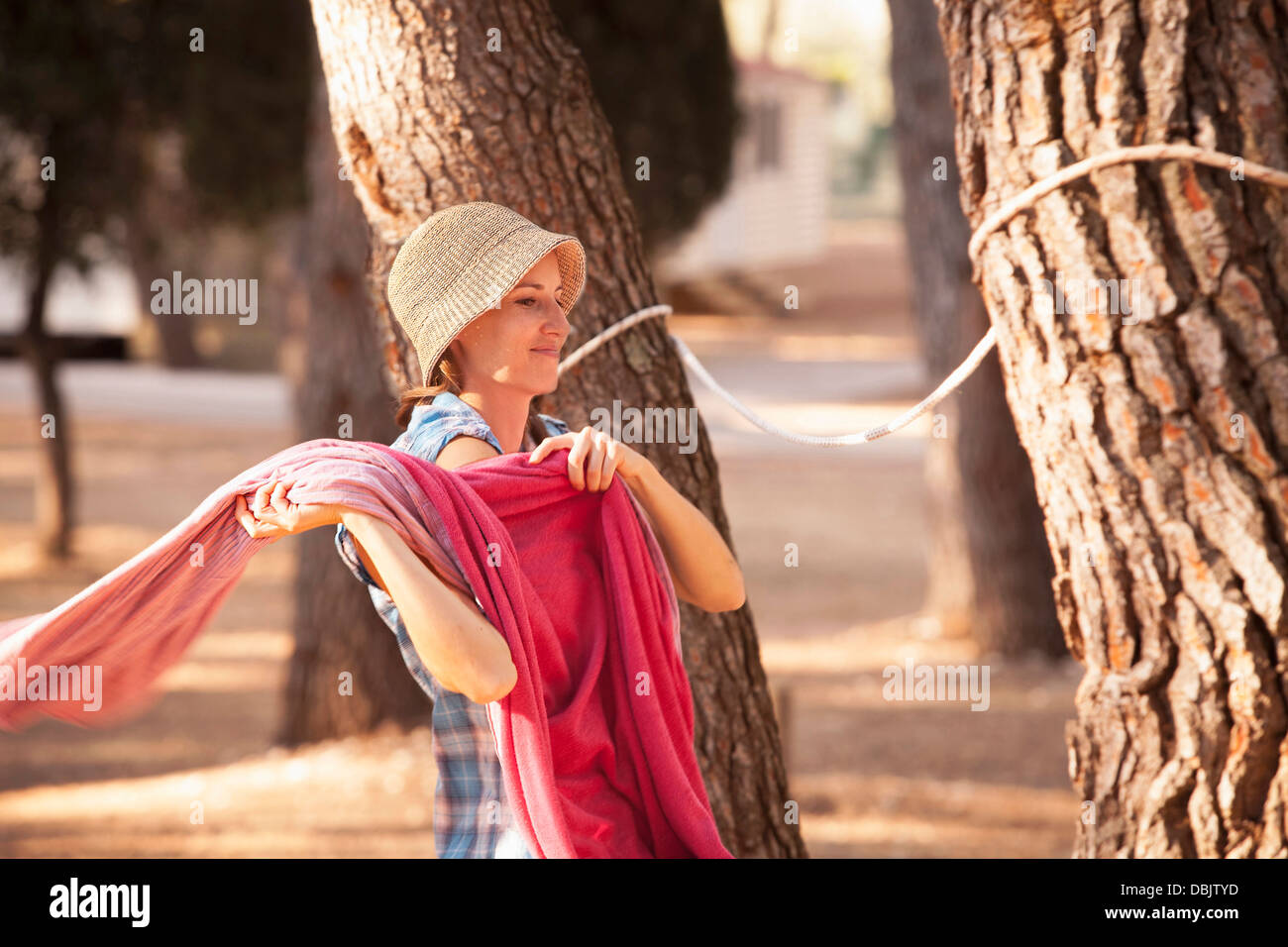 Kroatien, Dalmatien, Frau auf Campingplatz, hängen die Wäsche Stockfoto