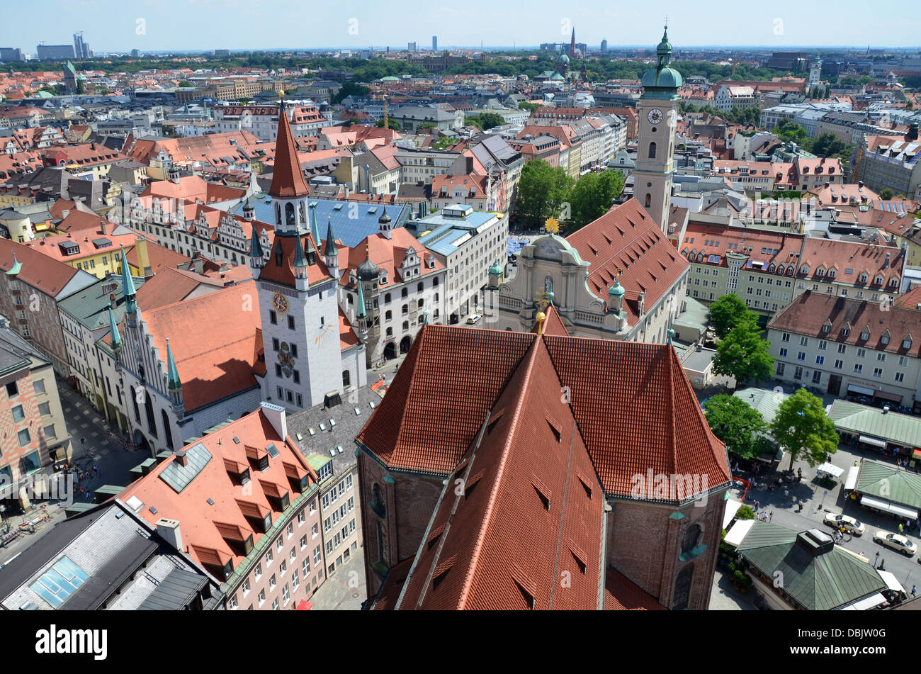 München Blick vom Turm der St.-Petri Kirche, Kirche des Heiligen Geistes und alte Tonne Halle Bayern Deutschland Stockfoto
