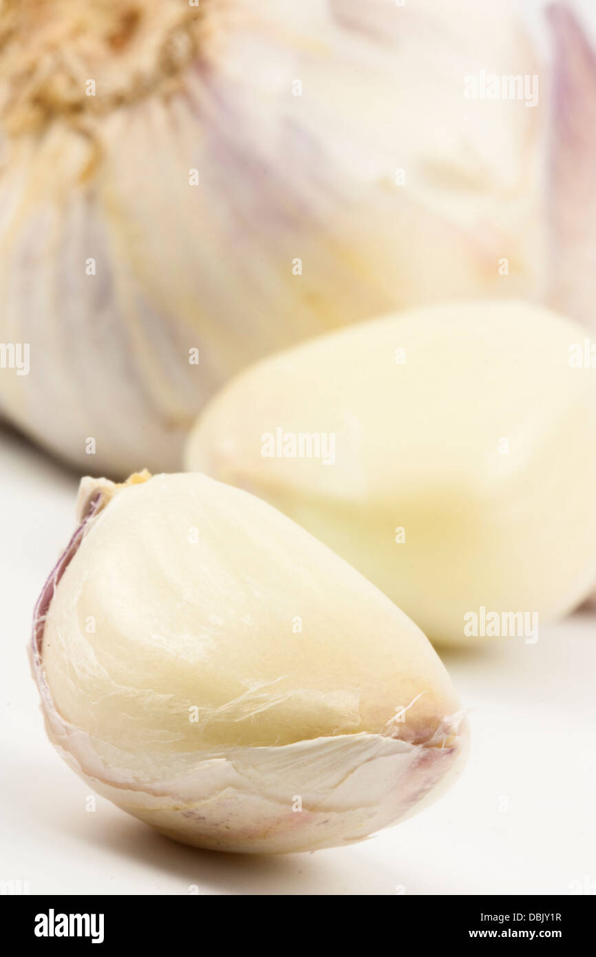Nahaufnahme von Knoblauchzehe auf weißem Hintergrund Stockfoto
